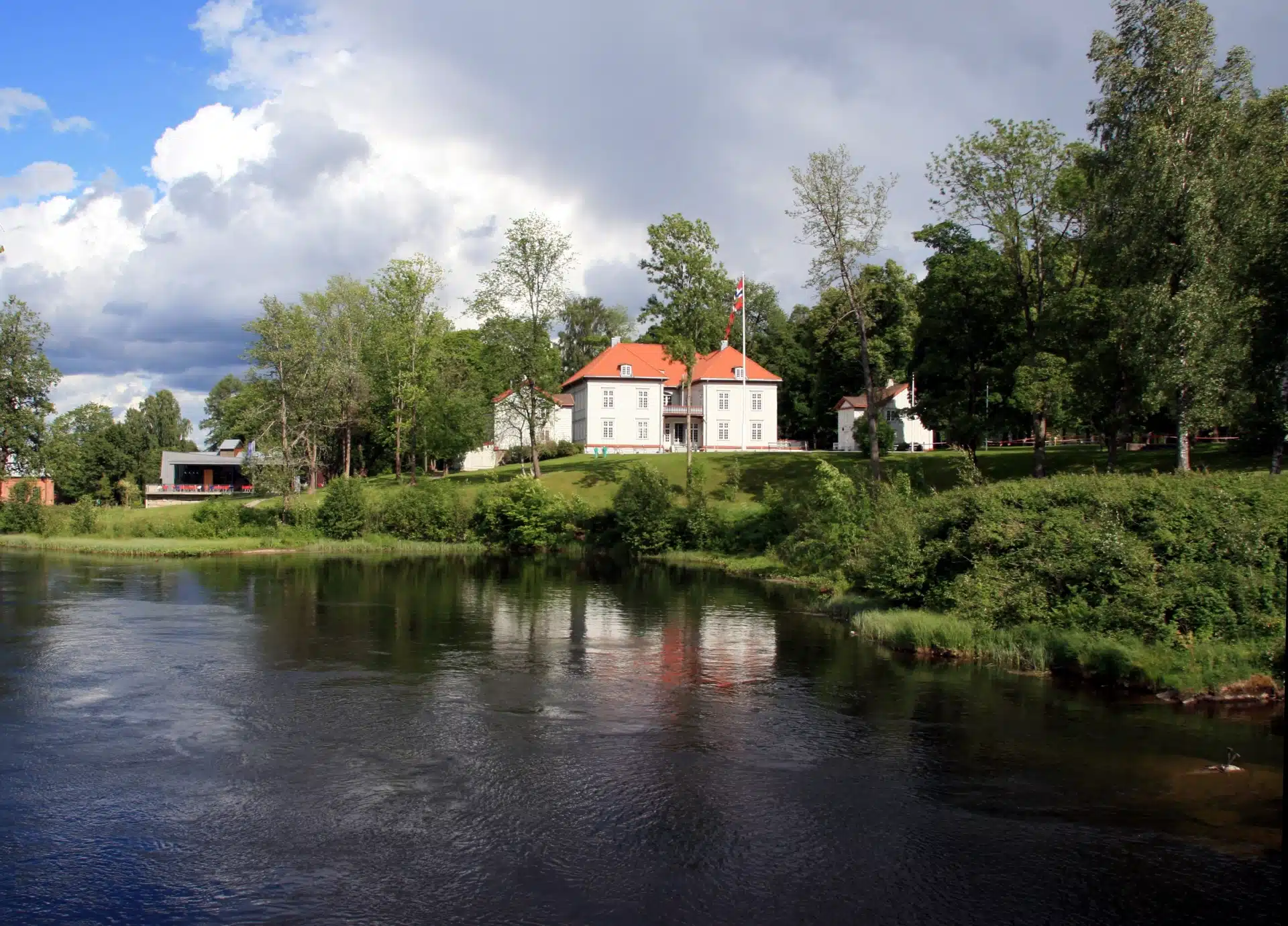 Eidsvollbygningen sett fra over elva