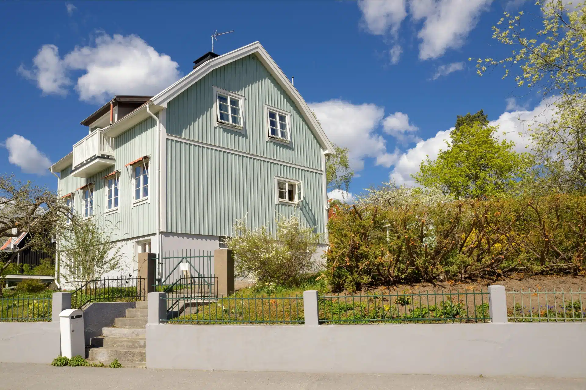 Et nordisk, sjarmerende hus med lys blå kledning. Hus for boligtakst